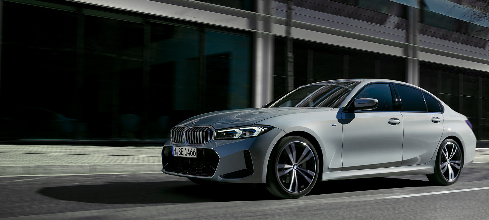 BMW Série 3 Berlina, LCI, G20, pintura cinza Brooklyn, perspetiva lateral, parado em frente a uma parede