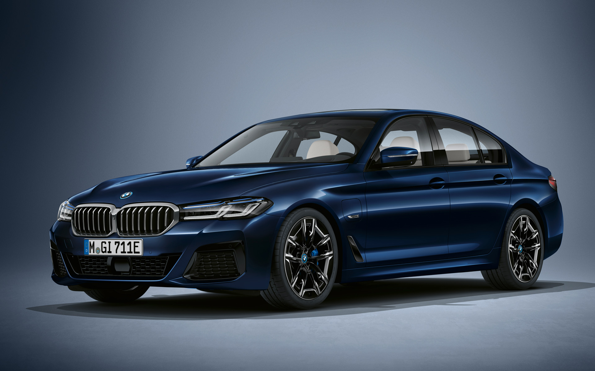BMW Série 5 Berlina, G30, LCI, em azul Tanzanite BMW Individual metalizada BMW Série 5 Berlina, BMW Individual, G30, atualização, 2020, perspetiva frontal a três quartos, parado, em azul Tanzanite BMW Individual metalizada