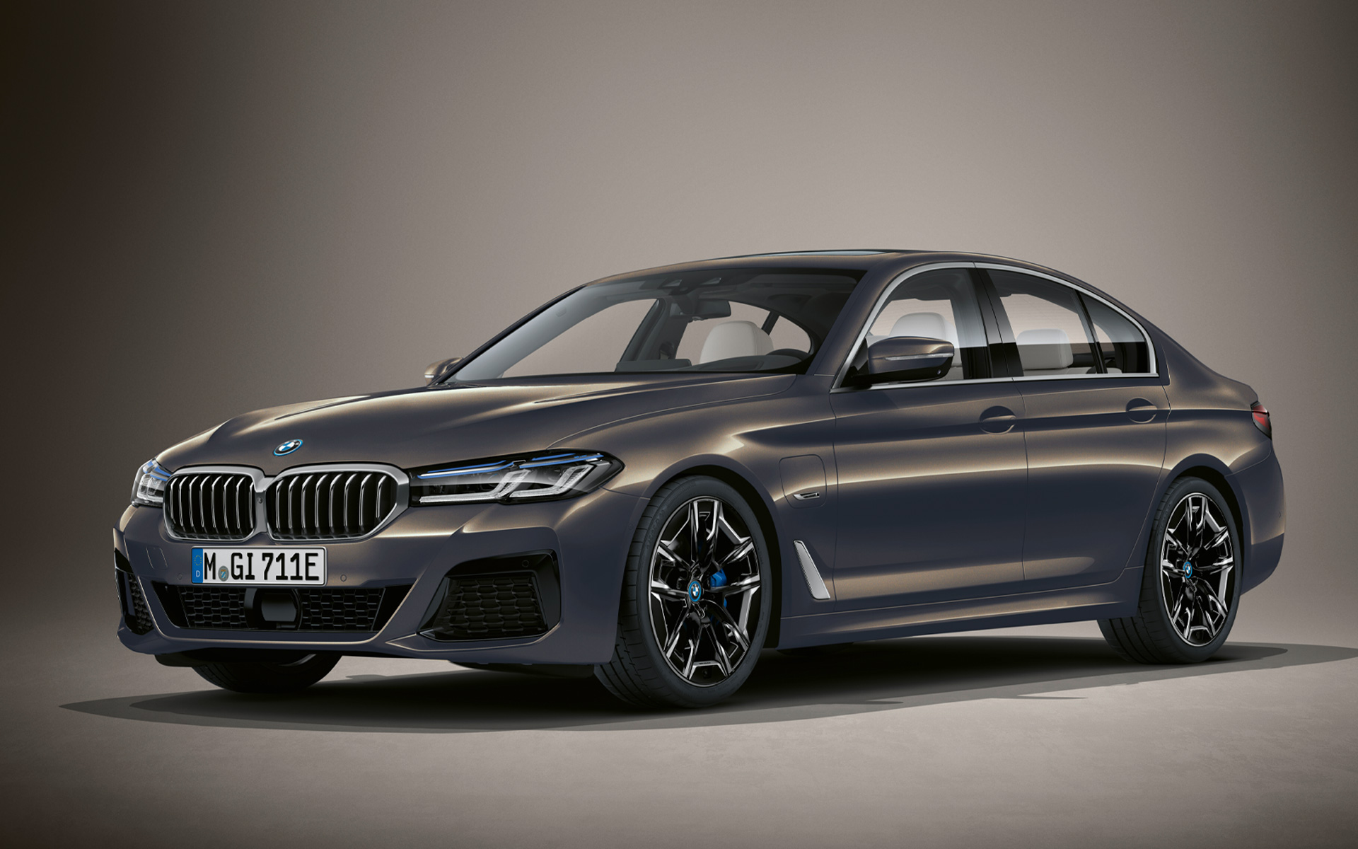 BMW Série 5 Berlina, G30, LCI, em cinza Alvit BMW Individual metalizada BMW Série 5 Berlina, BMW Individual, G30, atualização, 2020, perspetiva frontal a três quartos, parado, em cinza Alvite BMW Individual metalizada