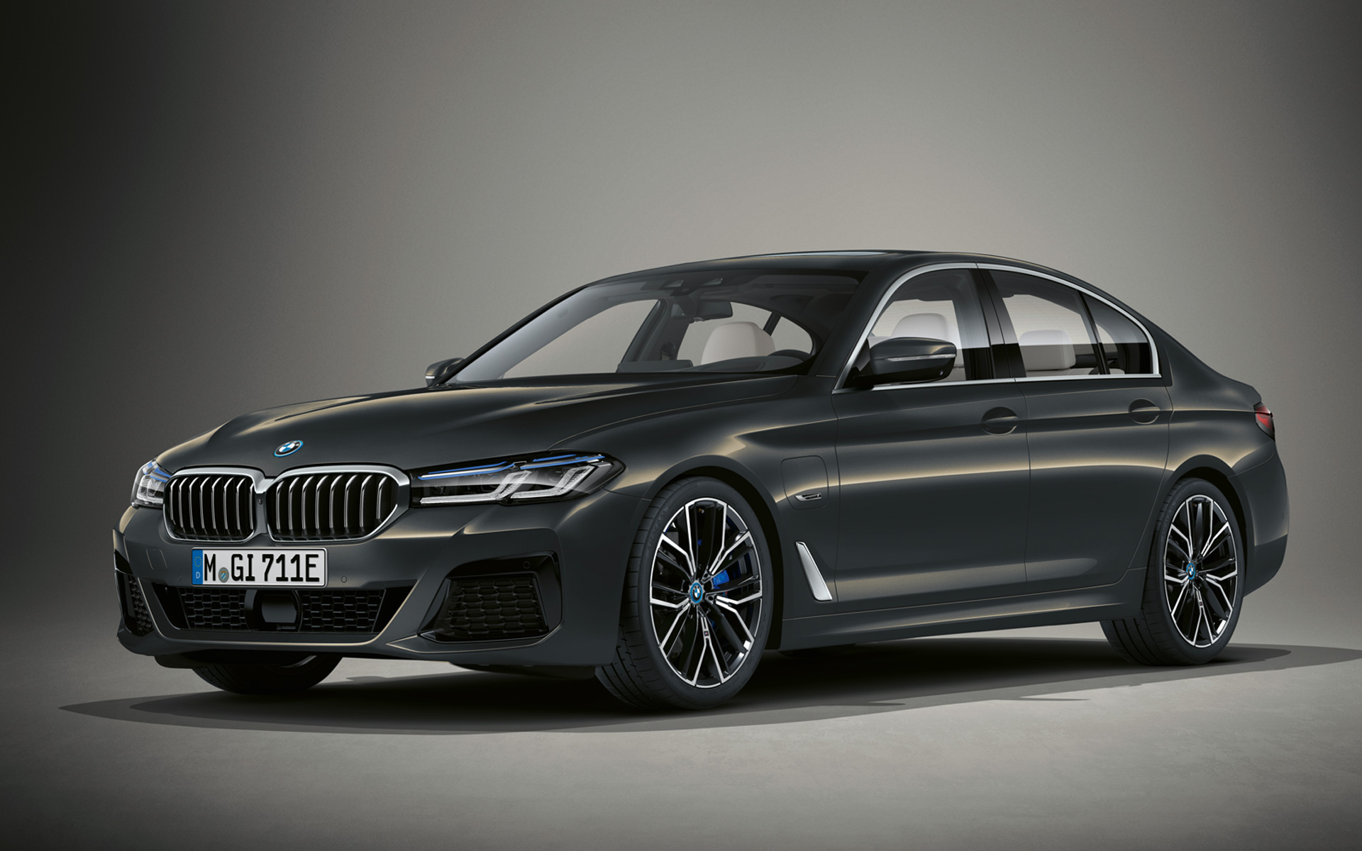 BMW Série 5 Berlina, G30, LCI, em cinza Dravit BMW Individual metalizada BMW Série 5 Berlina, BMW Individual, G30, atualização, 2020, perspetiva frontal a três quartos, parado, em cinza Dravite BMW Individual metalizada