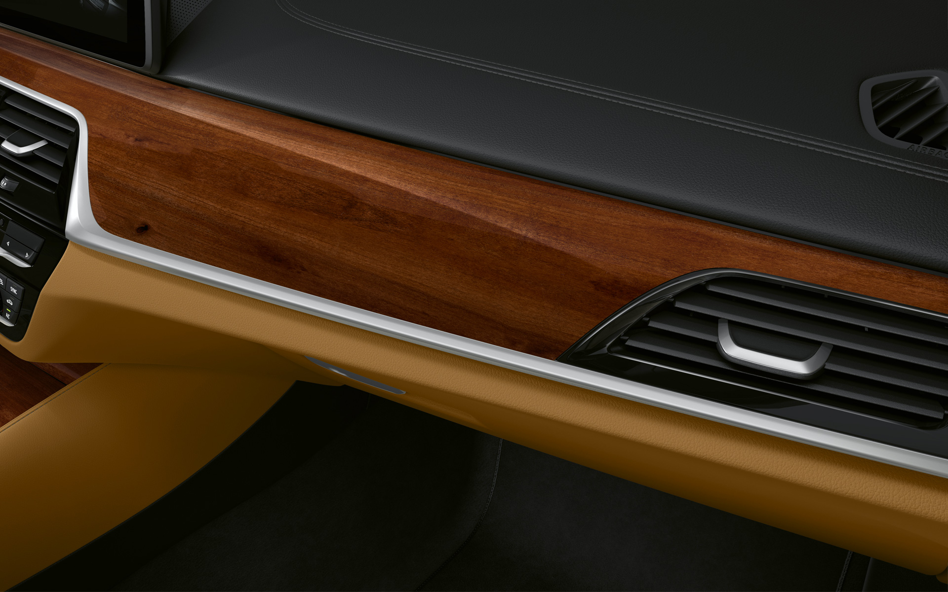 BMW Série 5 Berlina, G30, LCI, posto de condução em detalhe, frisos interiores BMW Individual em madeira nobre de ameixeira em castanho brilhante com linha de realce em cromado com brilho pérola BMW Série 5 Berlina, G30, LCI, atualização, 2020, posto de condução em detalhe, frisos interiores BMW Individual em madeira nobre de ameixeira em castanho brilhante com linha de realce em cromado brilho pérola