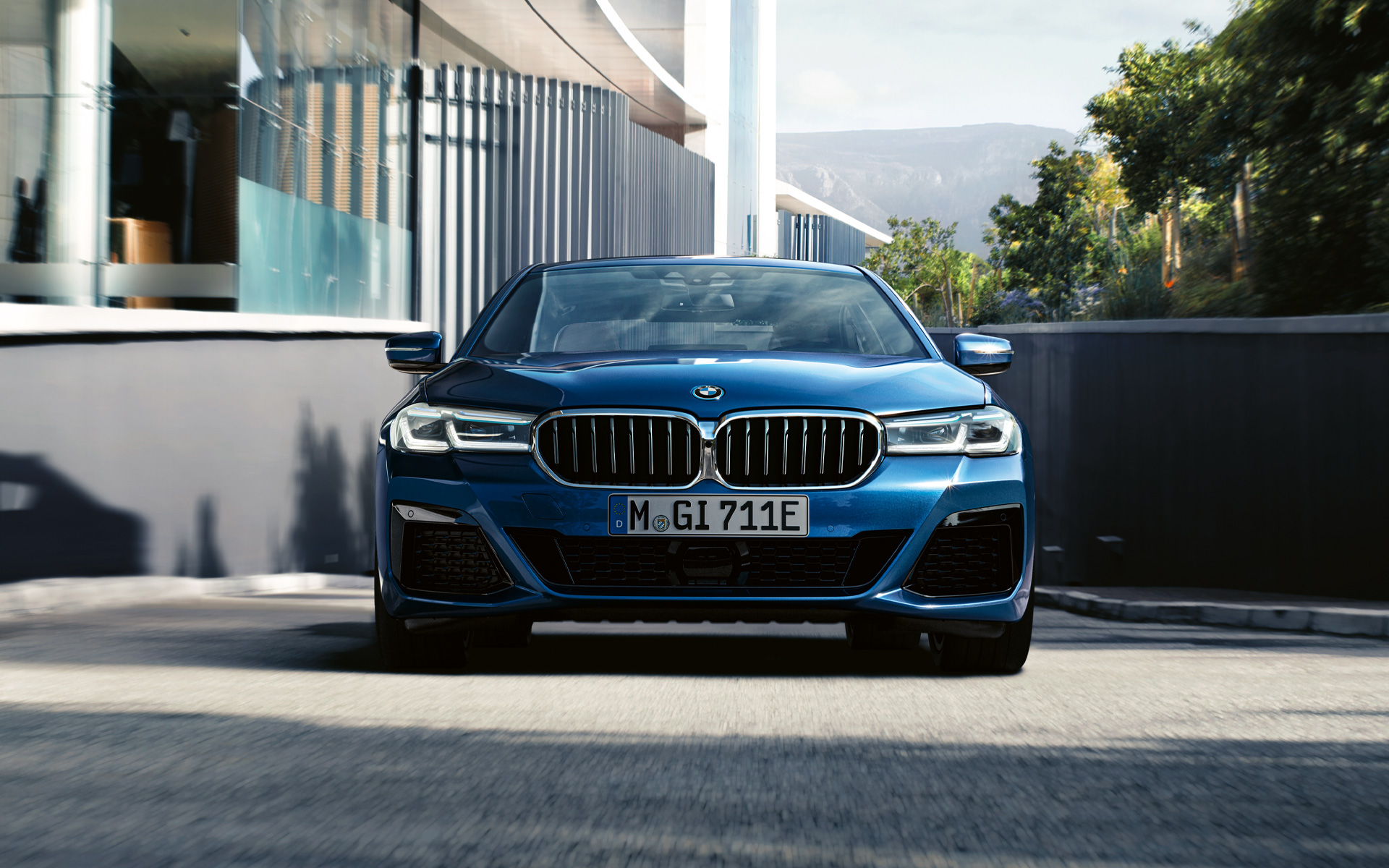 Grelha dupla em forma de rim e spoiler dianteiro, BMW Série 5 Berlina, G30 Grelha dupla em forma de rim e spoiler dianteiro, BMW Série 5 Berlina, G30, atualização, 2020, pintura azul Phytonic, grande plano da dianteira