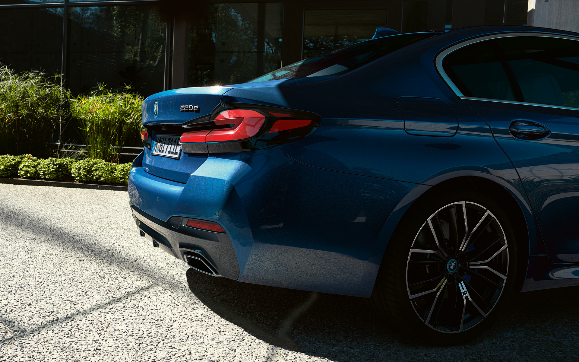 Spoiler traseiro, BMW Série 5 Berlina, G30 Ponteiras de escape de formato livre, BMW Série 5 Berlina, G30, atualização, 2020, pintura azul Phytonic, grande plano da traseira