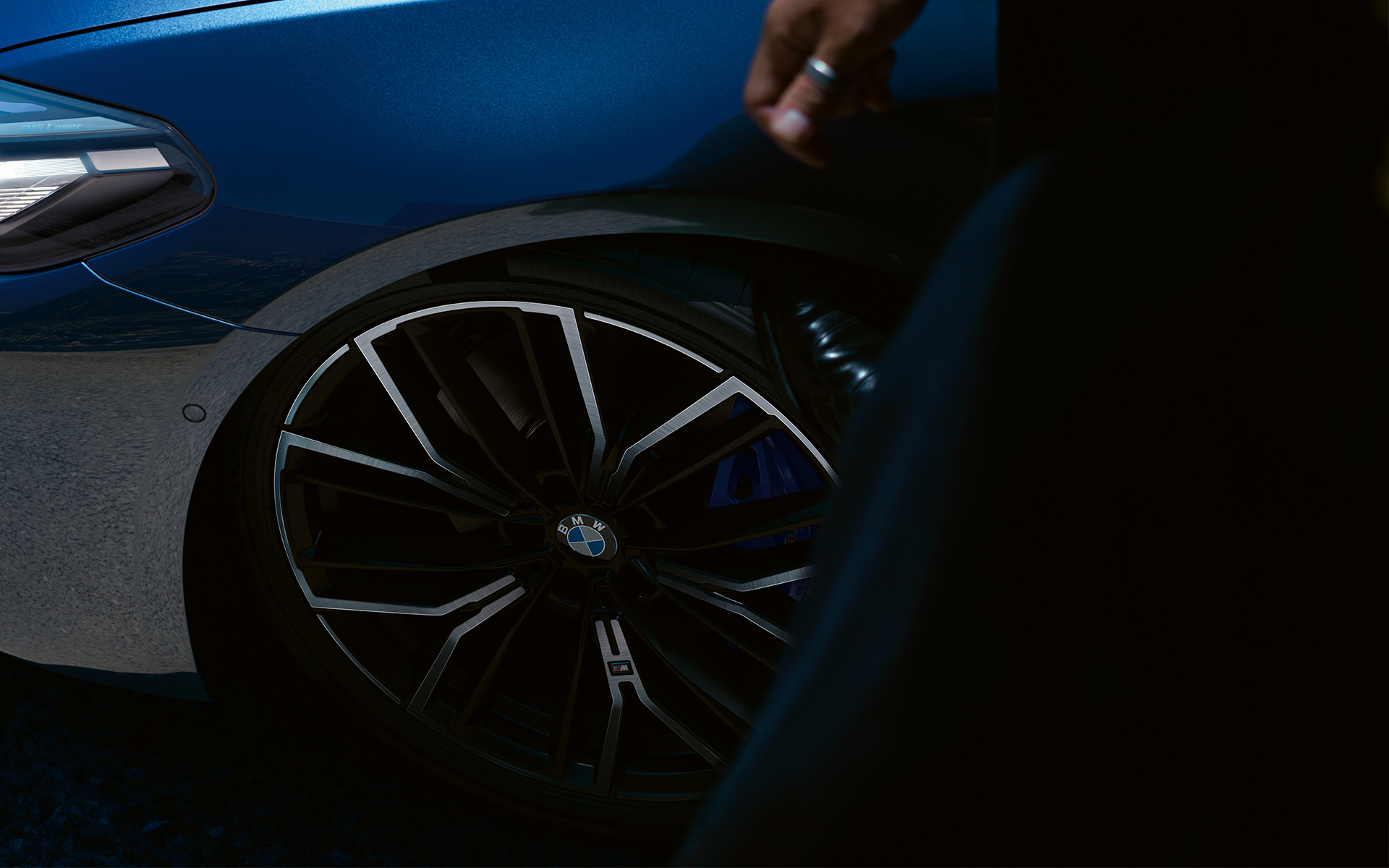 Jantes de liga leve BMW 846 M de raios em Y, BMW Série 5 Berlina, G30 Jantes de liga leve BMW 846 M de raios em Y, BMW Série 5 Berlina, G30, atualização, 2020, pintura azul Phytonic, grande plano