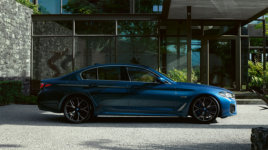 Exterior do BMW Série 5 Berlina, G30 BMW Série 5 Berlina, G30, atualização, 2020, pintura azul Phytonic estacionado, perspetiva lateral