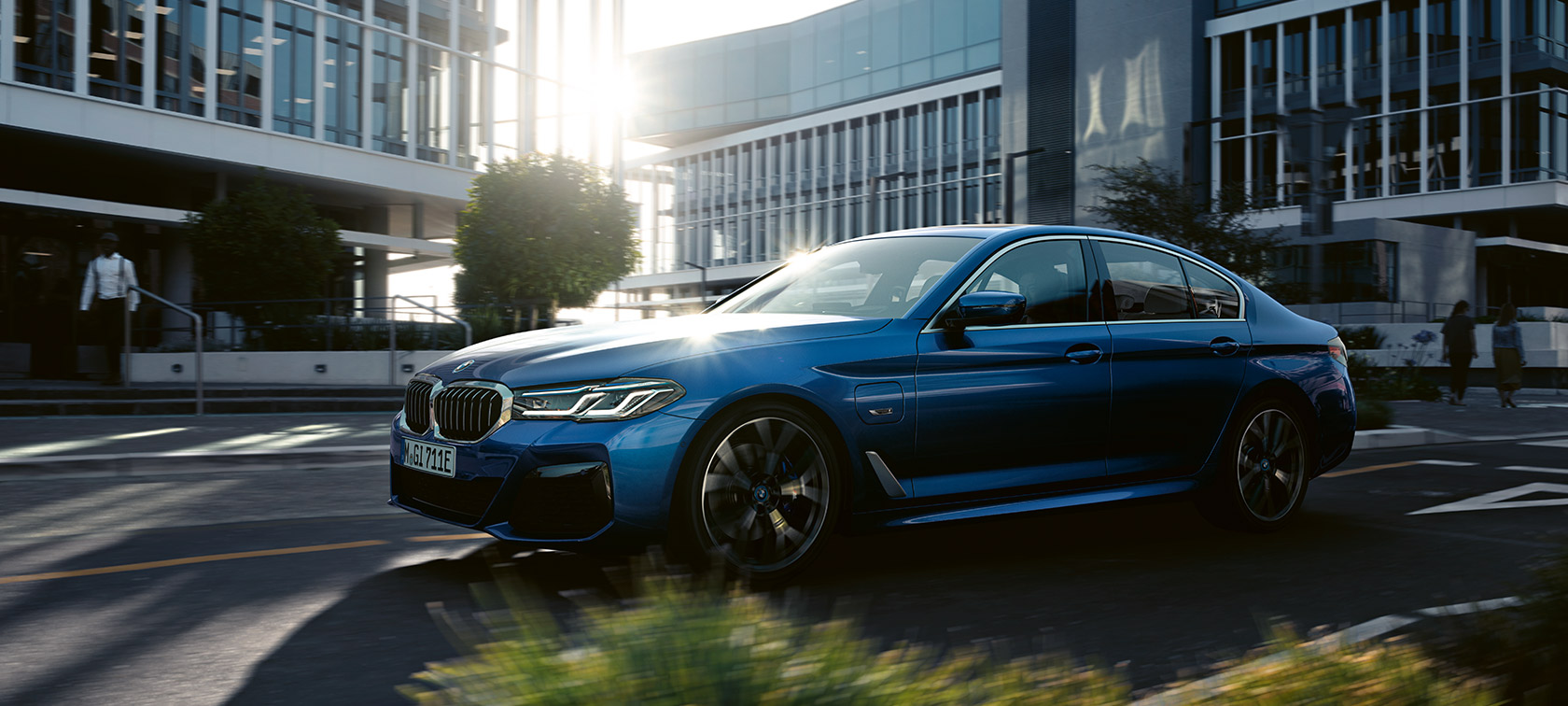 BMW Série 5 Belina, G30, atualização, 2020, pintura azul Phytonic, perspetiva frontal a três quartos, em movimento