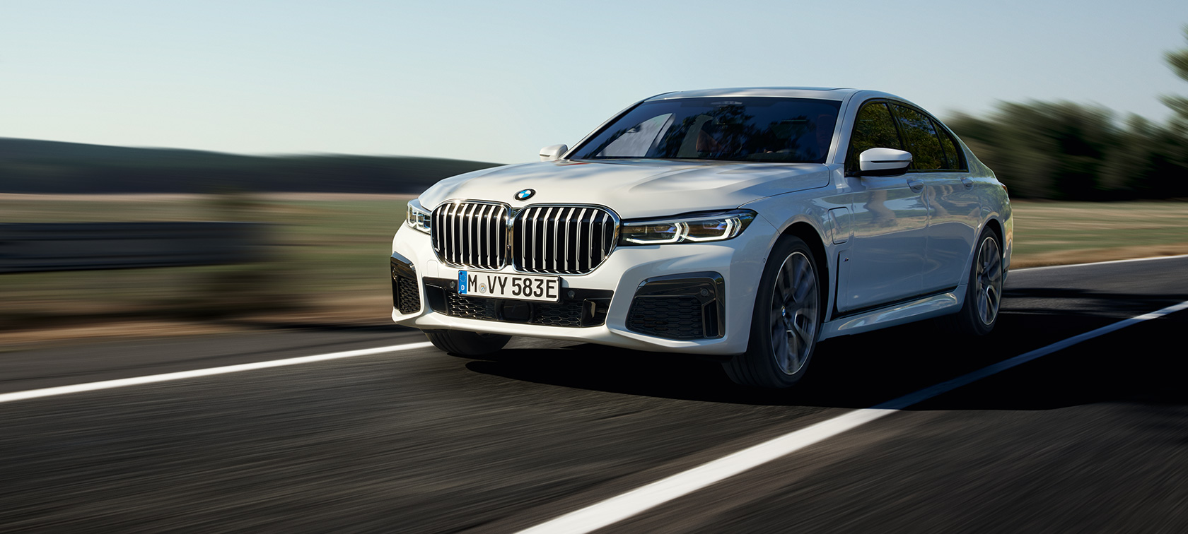 BMW Série 7 Berlina híbrido plug-in, G11, G12, perspetiva frontal a três quartos, em movimento BMW Série 7 Berlina híbrido plug-in, G11, G12, perspetiva frontal a três quartos, em movimento na rua