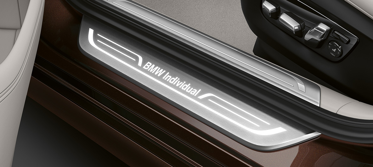 BMW Série 7 Berlina BMW Individual, soleira da porta BMW Série 7 Berlina: soleira da porta com designação BMW Individual.