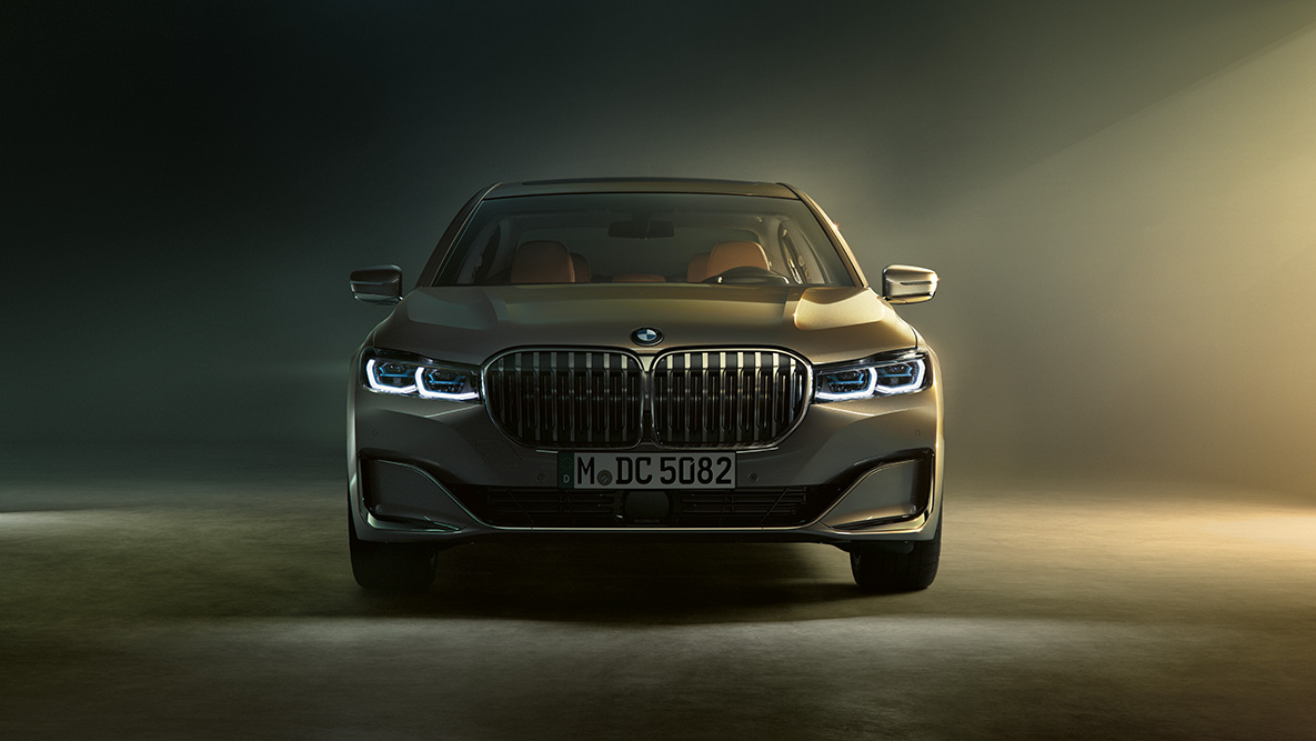 BMW Série 7 Berlina, perspetiva frontal BMW Série 7 Berlina: perspetiva frontal com luz reduzida