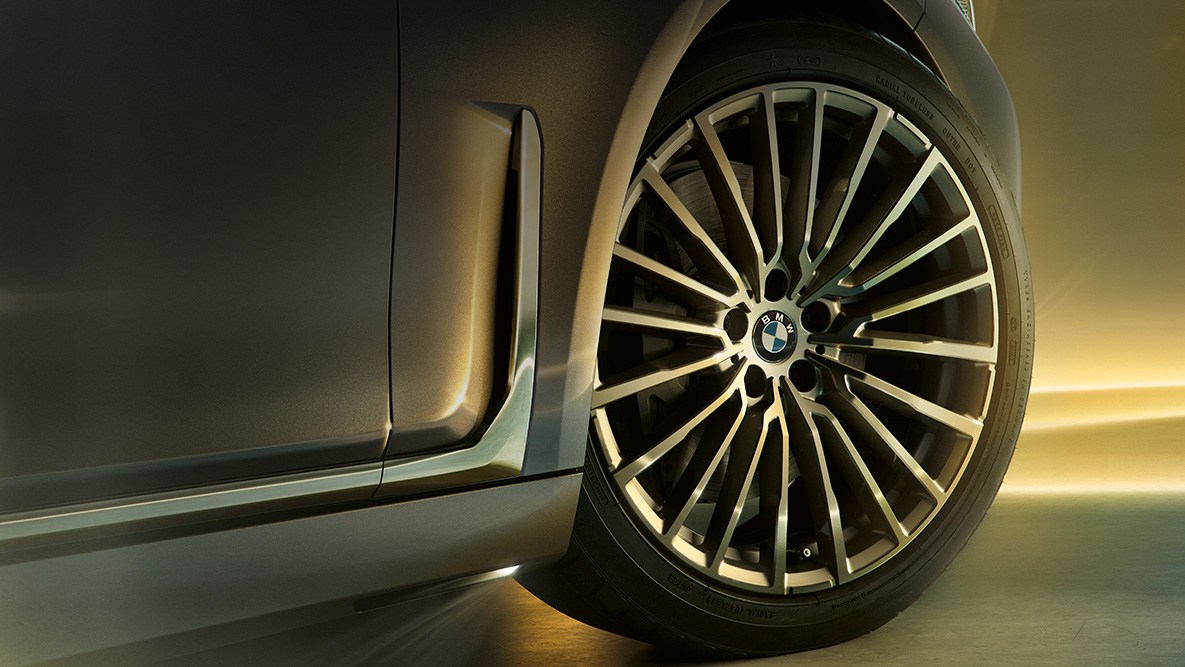 BMW Série 7 Berlina, jantes de raios múltiplos BMW Série 7 Berlina: grande plano das jantes de raios múltiplos