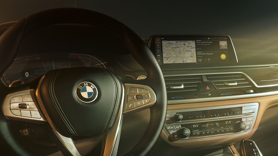 BMW Série 7 Berlina: atualização de software à distância BMW Atualização de software à distância BMW: grande plano do painel de instrumentos