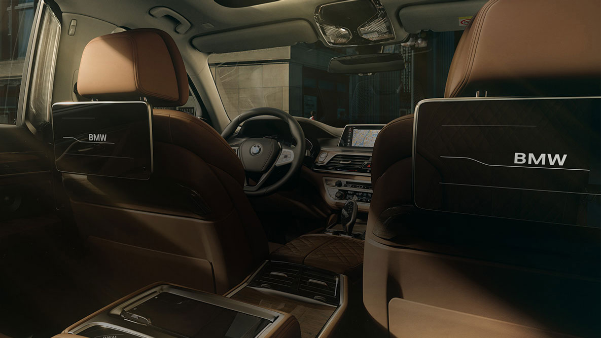 BMW Série 7 Berlina, sistema multimédia Professional para os bancos traseiros BMW Série 7 Berlina: perspetiva traseira do sistema multimédia Professional para os bancos traseiros com ecrãs táteis HD