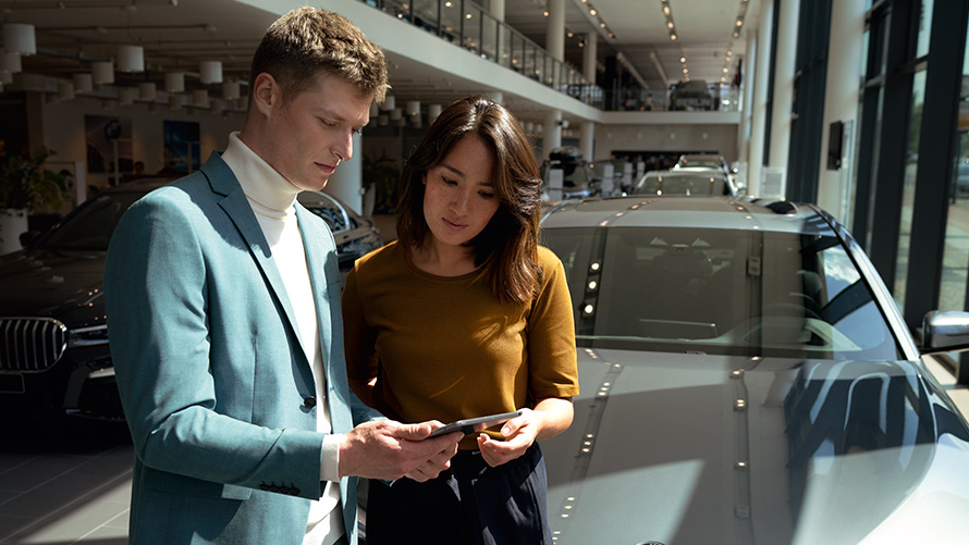 Colaborador BMW aconselha um cliente Colaborador BMW aconselha um cliente