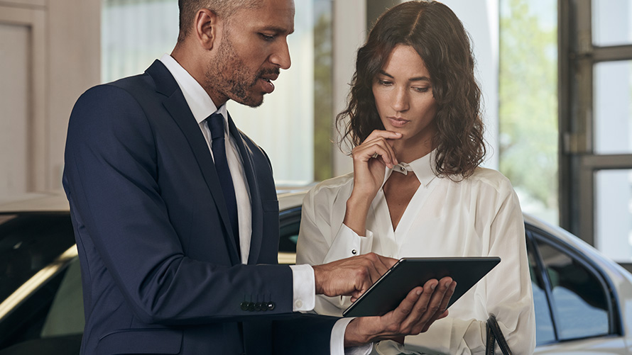 Colaborador BMW aconselha um cliente Colaborador BMW aconselha um cliente