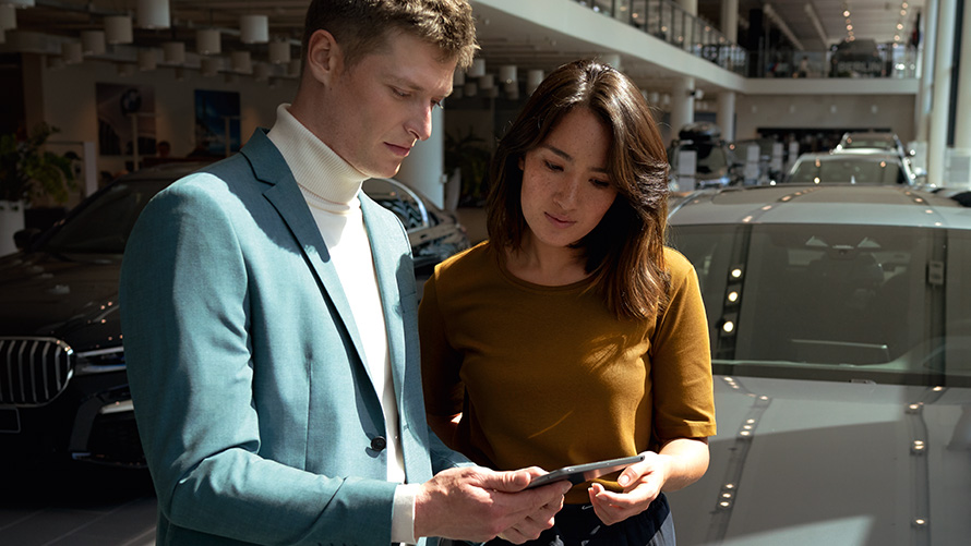 Colaborador BMW aconselha um cliente Colaborador BMW aconselha um cliente