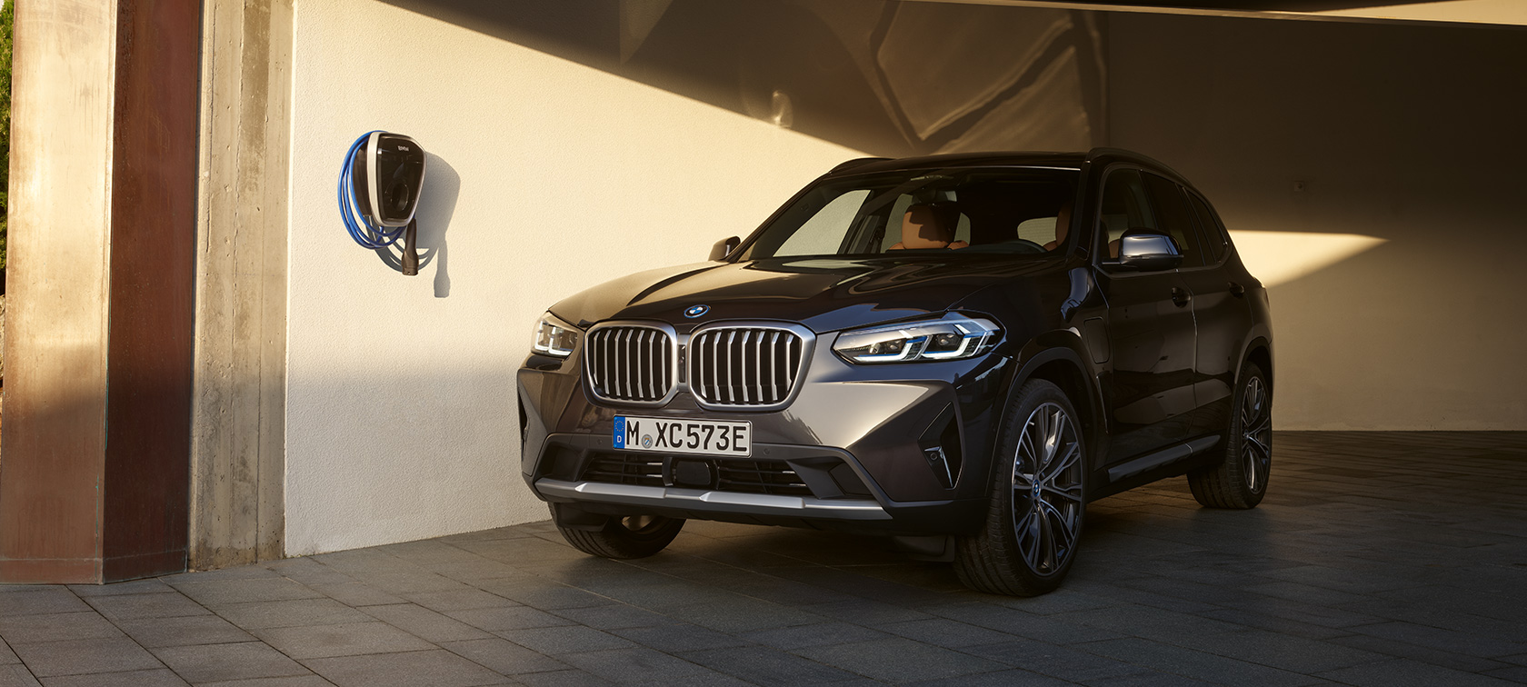Híbrido plug-in, BMW X3 xDrive30e, G01, cor exterior cinza Sophisto, 2021 Híbrido plug-in, BMW X3 xDrive30e, G01, cor exterior cinza Sophisto, perspetiva frontal a três quartos, parado, 2021