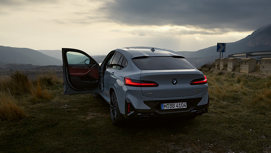 BMW X4, G02, Financial Services, cor exterior cinza Brooklyn, perspetiva traseira a três quartos, parado, 2021