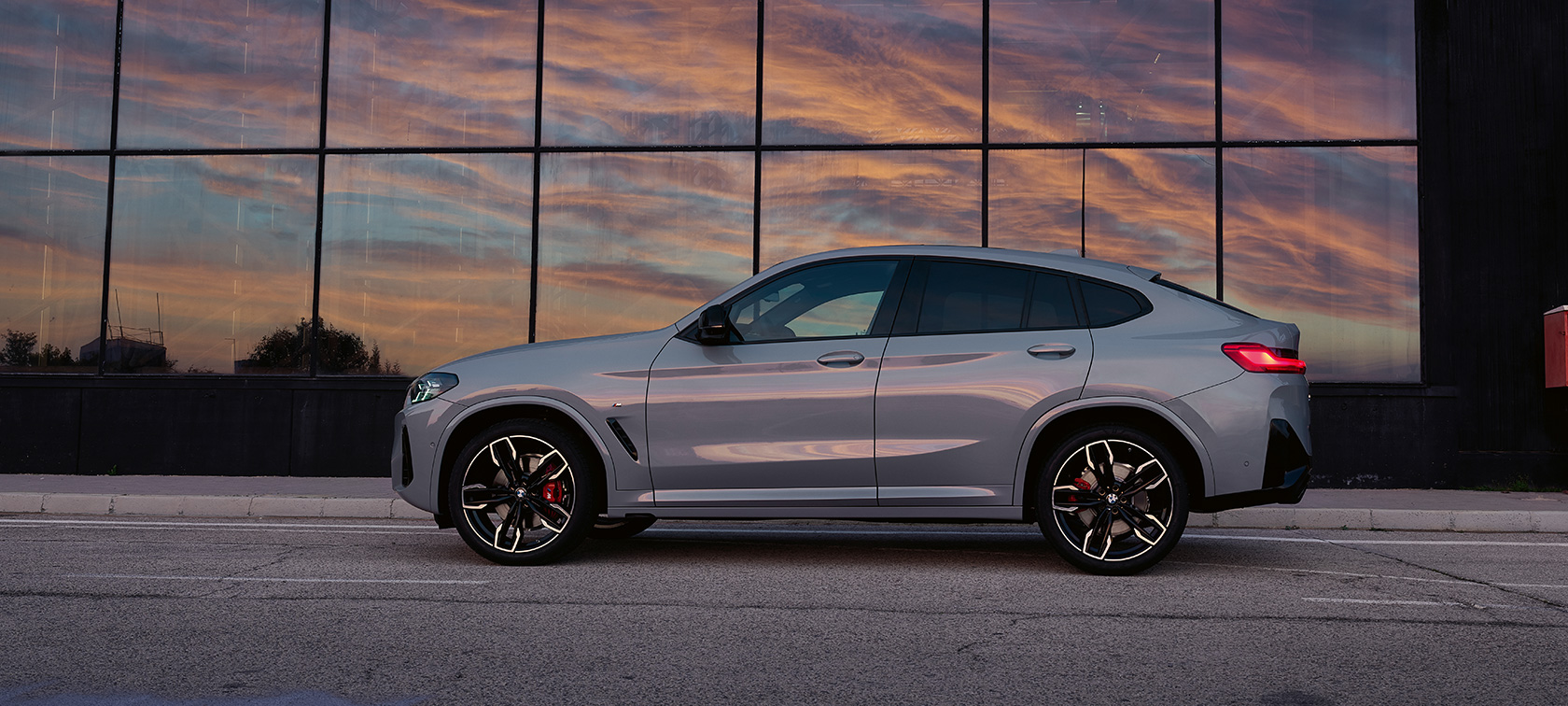 BMW X4, G02, cor exterior cinza Brooklyn, perspetiva lateral, 2021