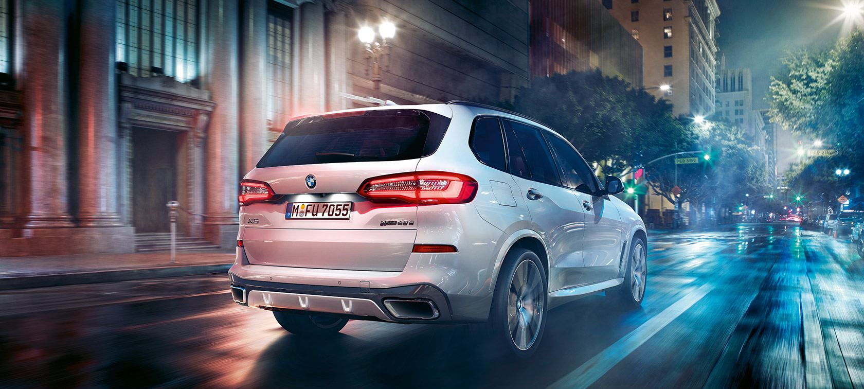 BMW X5, perspetiva traseira a tres quartos, em movimento BMW X5, G05, 2018, pintura branco Mineral metalizada, perspetiva traseira a tres quartos, em movimento