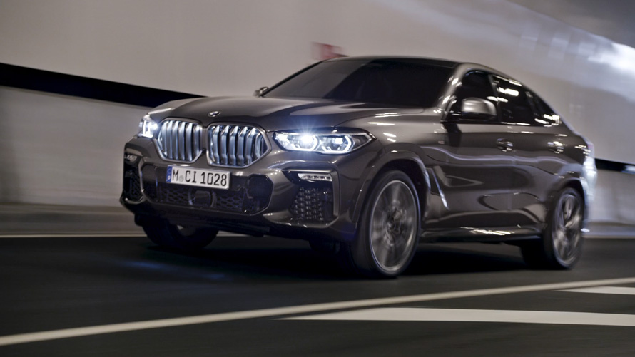 Perspetiva frontal a três quartos, BMW X6, G06, 2019 BMW X6, G06, 2019, perspetiva frontal a três quartos, em movimento em frente a um cenário urbano