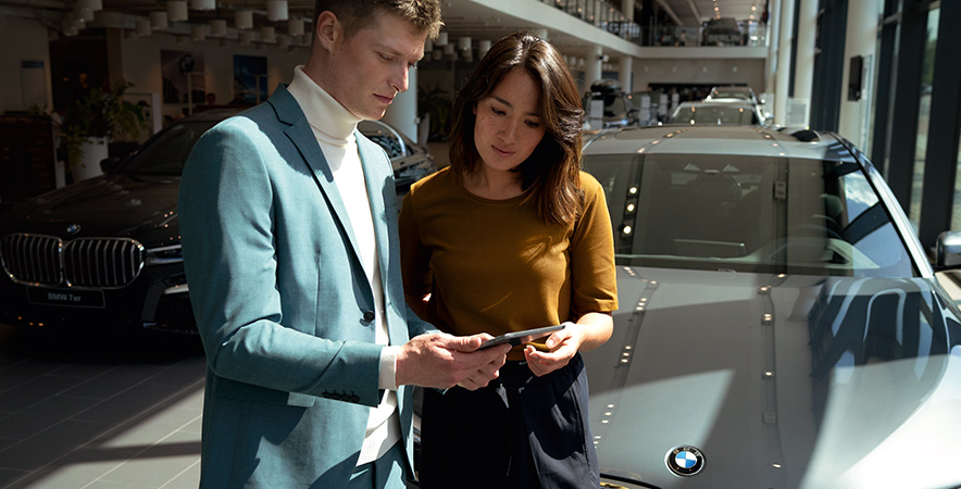 Colaborador BMW aconselha um cliente