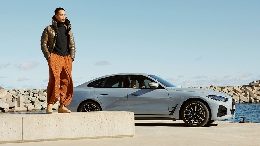 BMW Service Inclusive BMW Service Inclusive, BMW G26, homem numa pedra com um BMW na imagem de fundo