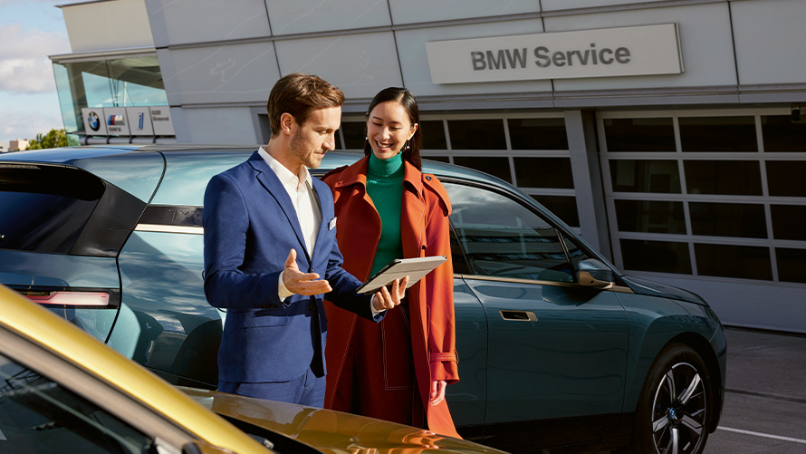 BMW Service BMW Service, colaborador BMW a aconselhar um cliente